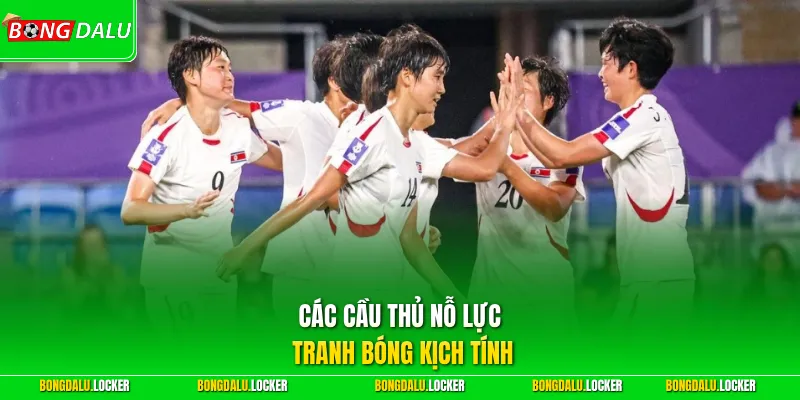 Các cầu thủ nỗ lực tranh bóng kịch tính