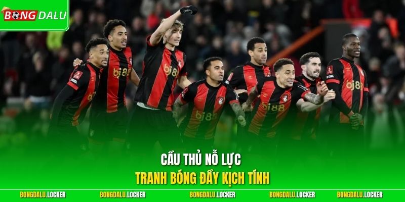 Cầu thủ nỗ lực tranh bóng đầy kịch tính