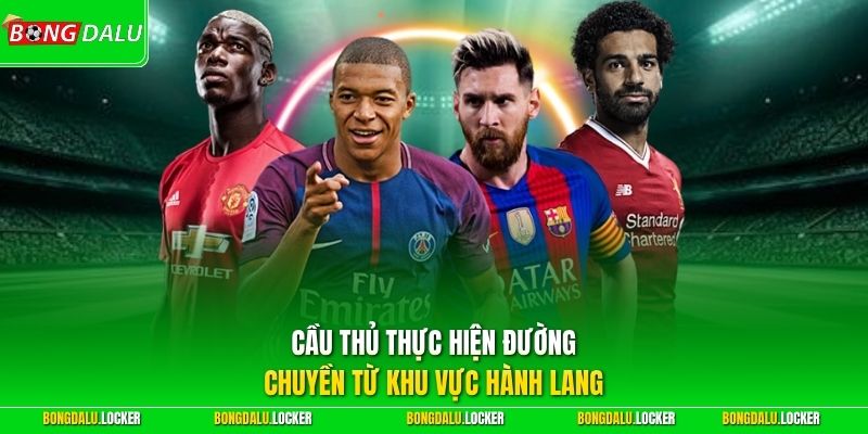 Cầu thủ thực hiện đường chuyền từ khu vực hành lang
