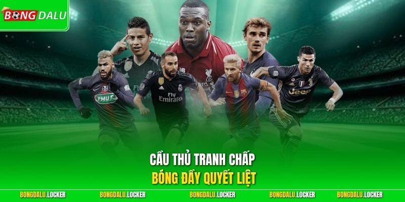 Cầu thủ tranh chấp bóng đầy quyết liệt