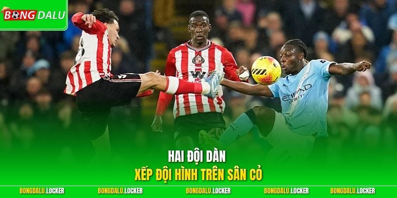 Hai đội dàn xếp đội hình trên sân cỏ