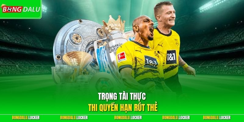 Trọng tài thực thi quyền hạn rút thẻ